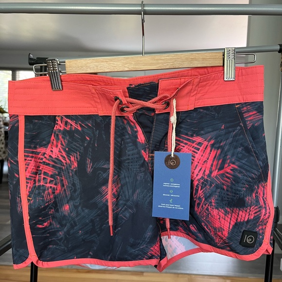 Dresses, tops, shorts, skirt with tags - Picture 11 of 16